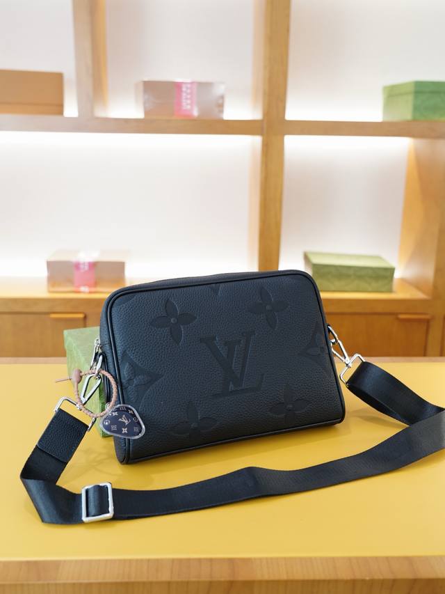 路易威登 官网同步 高版本 斜挎单肩背包 永恒不过时的标志性产品 纯原单小牛皮 顶级五金制作 非市面普通版本 贸易公司订单货 全部实拍 实用性非常高 完全不用担