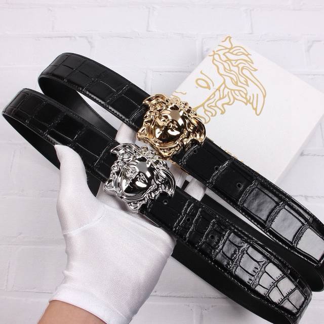 品牌：原版官网同步范思哲系列 规格：广州原版扣扣～宽3.8Cm规格 原版原单质量，质感柔软，高档大方 高清实拍大图，自用、送礼的首选，