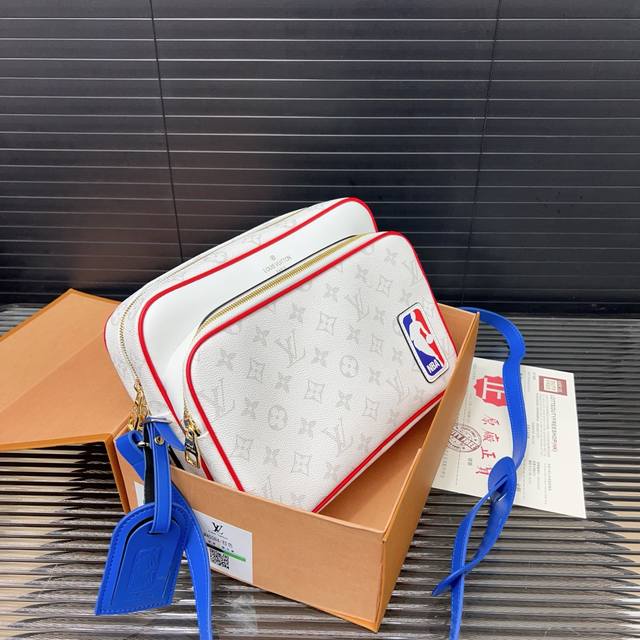 Louisvuitton 路易威登 Nba联名 Nil邮差包 斜挎包 男女通用单肩包 经典百搭 实物拍摄 原厂原版面料 配送防尘袋 礼盒 27 X 20 Cm。