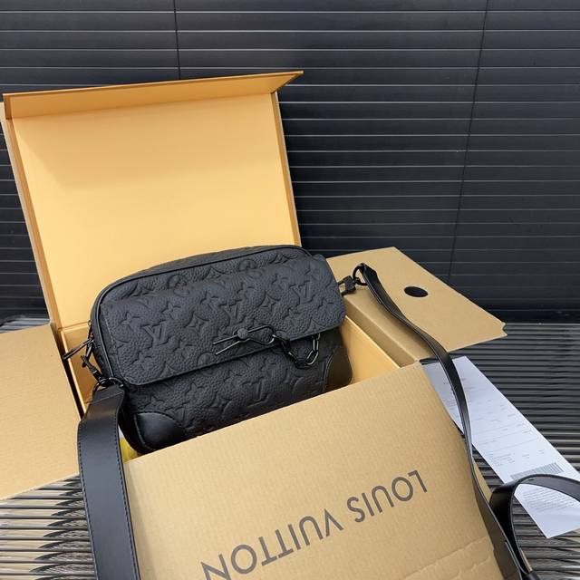 Louisvuitton 路易威登 头层牛皮压花链条单肩包 Steamer邮差包 斜挎包 男女同款 实物拍摄 原厂原版面料 配送礼盒 24 X 17Cm。