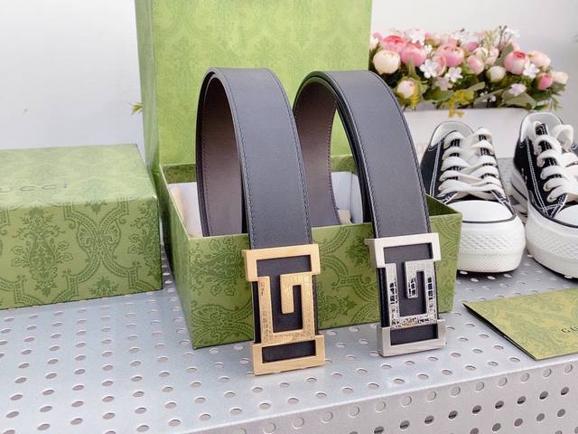 全套包装古奇 寸5 材质：客供自然摔纹胎牛皮，黑色配咖啡，全粒面皮料，皮料非常柔软，喜欢软皮的入这款皮带绝对不会失望。 扣头：纯钢扣 金色 银色 。码数：100