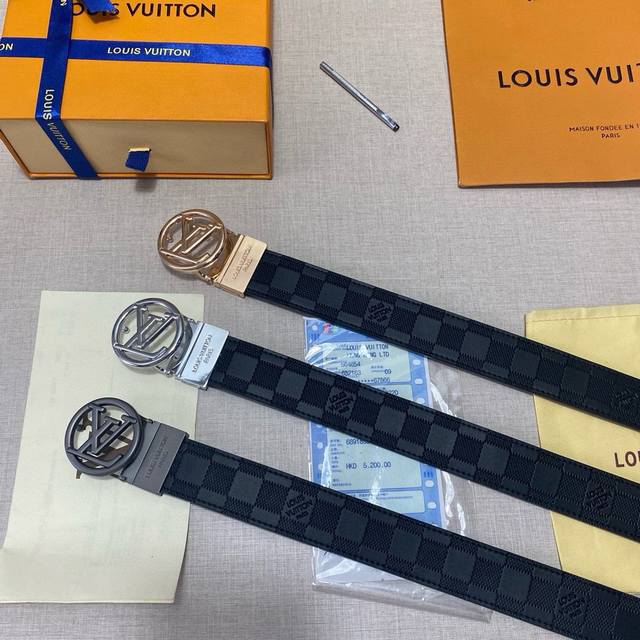 品牌：Lv路易威登 等级：男士皮带.定制头层牛皮.双面可用。油边精致、官网同步新款 配专柜全套包装 送打眼针 长度裁剪 扣头：仿铜扣 长度：100 125Cm