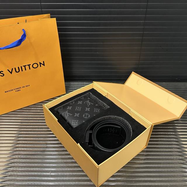 Louisvuitton 路易威登 二合一套盒 腰带 西服夹钱包 男士精品百搭款 优质合金扣头 高品质 全套包装 礼盒