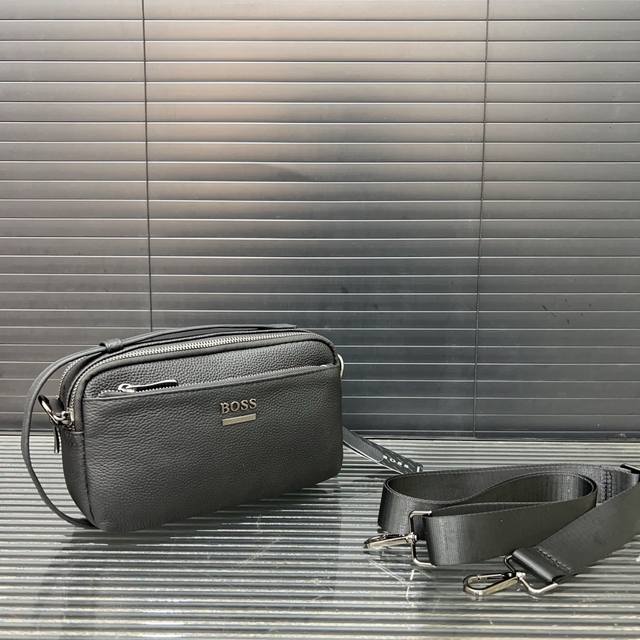 Boss 牛皮 压花百搭大气 男士手拿包单肩包 手包 高端品质 配送防尘袋 规格25 X 15 Cm Boss 牛皮 压花百搭大气 男士手拿包单肩包 手包 高端品质 配送防尘袋 规格25 X 15 Cm