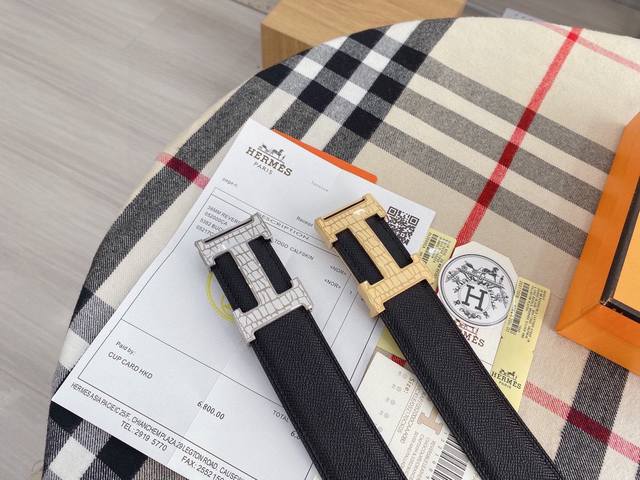 HermèS爱马仕经典元素，正反两面呈现不同色调，扣头金属工艺，经手工打磨而成，环绕细节，定格精彩瞬间。38Mm.