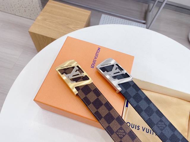 品牌:Lv 路易威登 尺寸:40Mm 正品尺寸 五金材质:精品纯钢扣，真空电镀，正品开版带身材质:以天然小牛皮搭配路易威登特色设计元素Lv Pyramide 时