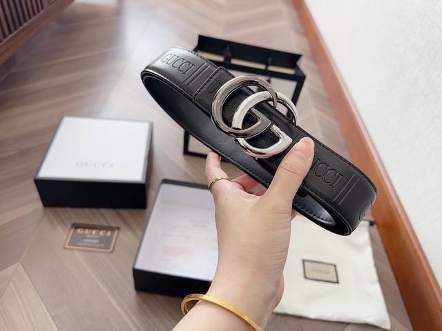 古奇 独家定制款潮范爆棚高端来袭，满足你各种场合的需要。腰带采用牛皮带身，带宽3.8Cm。带头颜色随意搭配*高级精品高端大气送礼之佳品。实物拍摄 附带原版包装