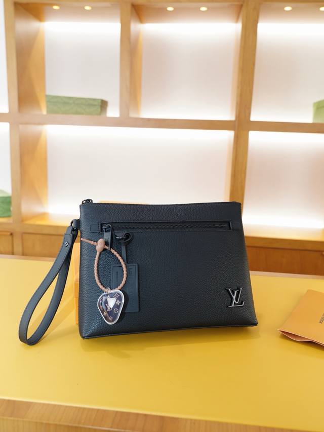 路易威登 官网同步 高版本 手拿包 全球轰抢单品 原单牛皮制作 质感超好 日常出门经典百搭 一眼万年的款式 非市面普通货 贸易公司订单货 配礼品盒 Lv挂件包装