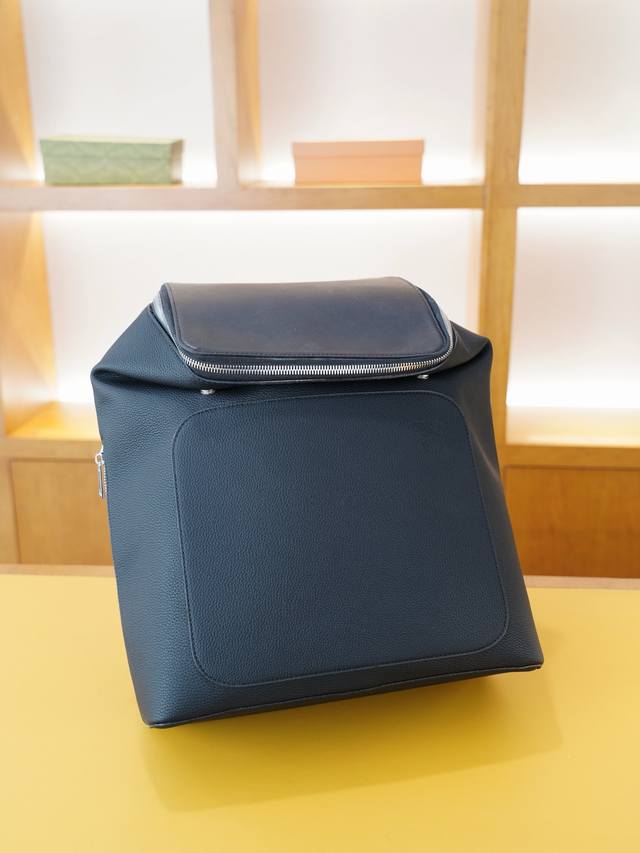 罗意威 官网同步 高版本 原厂双肩背包 不要错过 全原单布料制作 品质极好 超大容量 非市面普通货 来自贸易公司的狠货.. 强调一下 原厂 一直是抢爆的款式 专