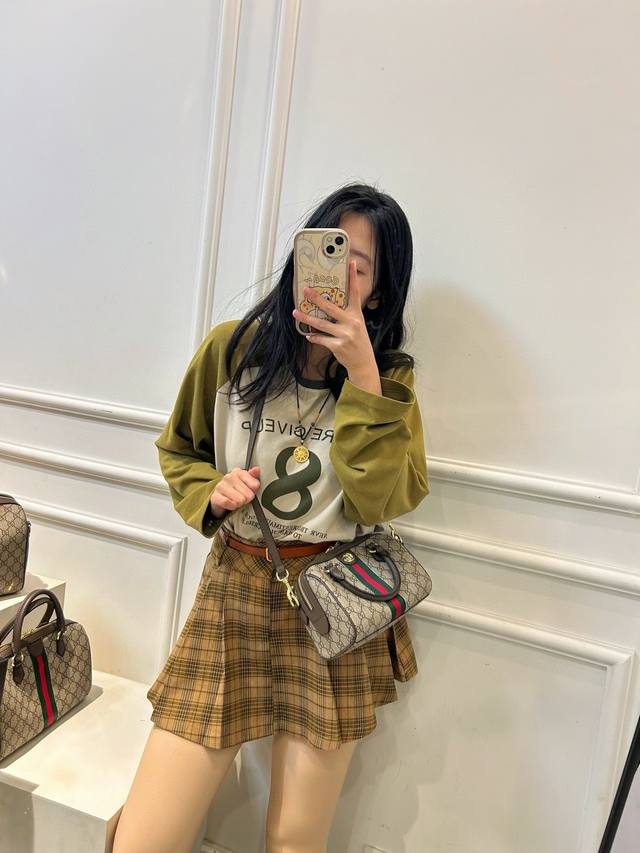 小号 中号 大号 Gucci 波士顿 枕头包 最新系列 这个款复古韵味特别浓，原版内里！上身效果也超赞，主要以精致特别的五金来提升整体质感。Size:31Cm