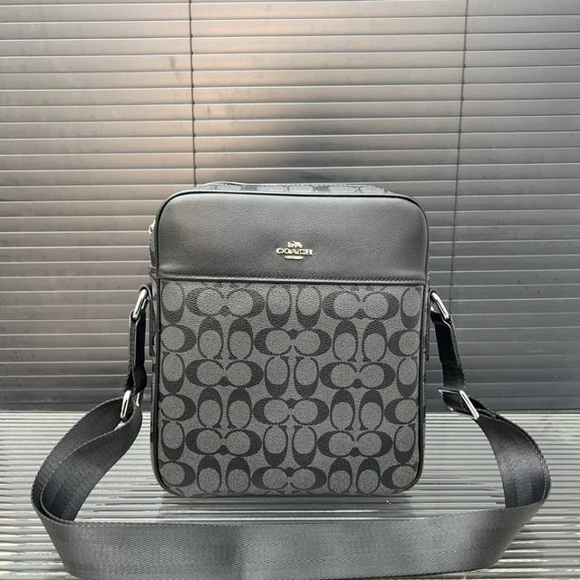 Coach 蔻驰 经典老花单肩包 男士斜跨包 采用原厂面料材质 顶级做工 电镀五金 高端货 规格 23 X 27Cm