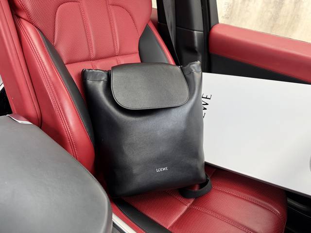 高端货 新款 “ Loewe ”罗意威双肩包 Loewe 罗意威手提双肩包 Flamenco 字母徽标抽绳开合 亮面柔软牛皮革 双肩包 男款 黑色 高清五金Lo 高端货 新款 “ Loewe ”罗意威双肩包 Loewe 罗意威手提双肩包 Flamenco 字母徽标抽绳开合 亮面柔软牛皮革 双肩包 男款 黑色 高清五金Lo