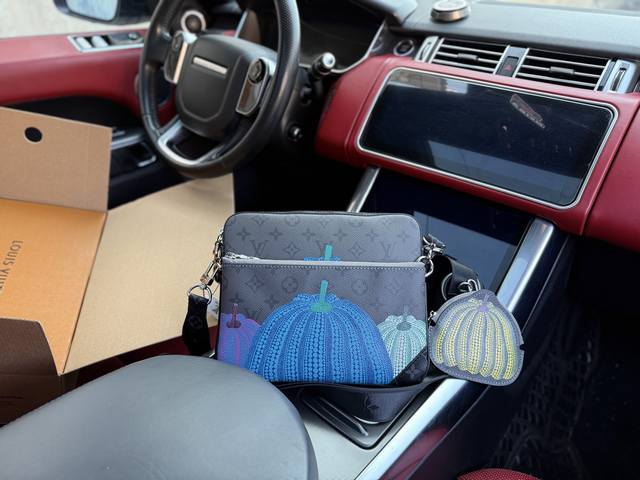 芯片版 高端货 新款 “Louis Vuitton”Lv单肩包 路易威登邮差包三合一斜挎包 M46435 Louis Vuitton X Yayoi Kusam