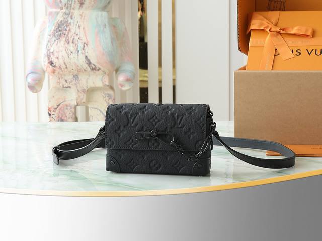 顶级原单 独家实拍 M81746 压花 柔软的 Monogram Taurillon 皮革 与Steamer 风格链条等经典元素相得益彰。配有可调节肩带，便于背