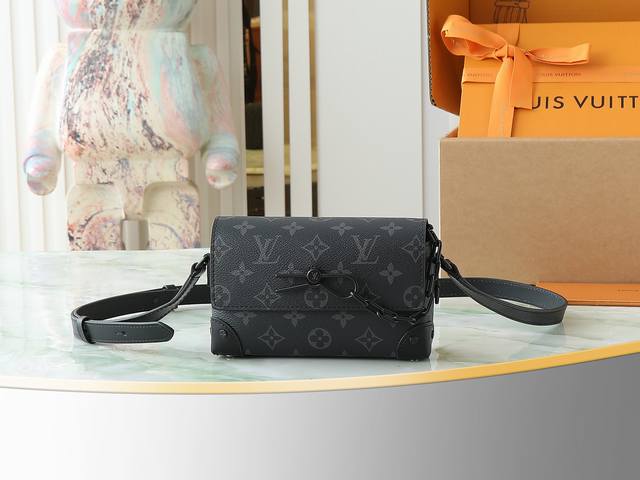 顶级原单 独家实拍 M81783黑花 邮差包系列 新款 Steamer 系列邮差包为 New Classics 系列注入品牌传统元素,造型精美。标志性的 Mon 顶级原单 独家实拍 M81783黑花 邮差包系列 新款 Steamer 系列邮差包为 New Classics 系列注入品牌传统元素,造型精美。标志性的 Mon