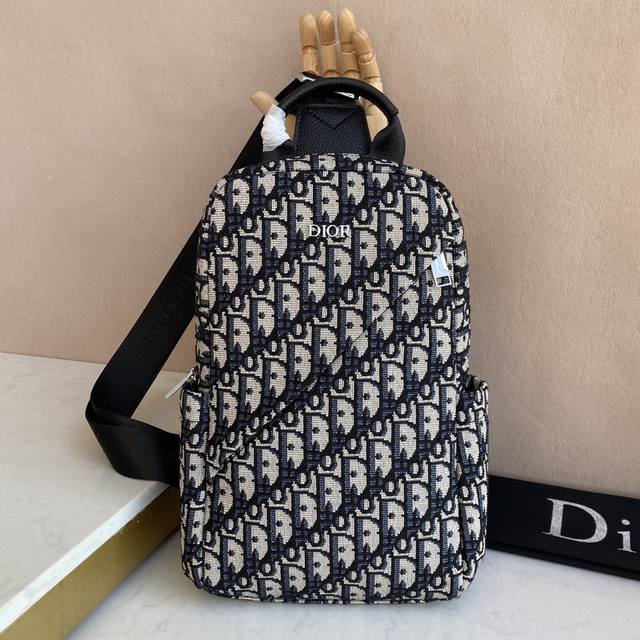 爆款来袭 Dior迪奥男士胸包 型号：2062 尺寸：29×17×6.5Cm 实物拍摄，图同货一致 重金正品打版复刻进口原版面料配头层小牛皮复刻原版五金完美工艺
