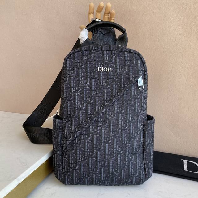 爆款来袭 Dior迪奥男士胸包 型号：2061 尺寸：29×17×6.5Cm 实物拍摄，图同货一致 重金正品打版复刻进口原版面料配头层小牛皮复刻原版五金完美工艺