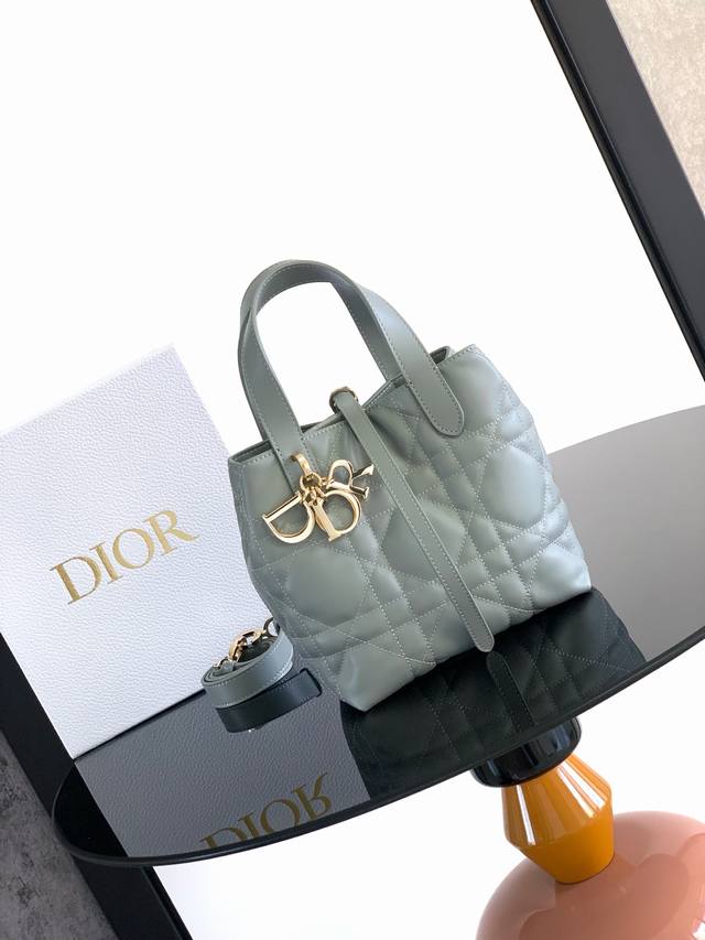 这款 Dior Toujours 竖版手袋时尚实用,别具一格。采用岩石灰牛皮革精心制作,饰以超大藤格纹缉面线,宽敞的内部隔层可收纳各种日常用品。设有纤细皮革系带 这款 Dior Toujours 竖版手袋时尚实用,别具一格。采用岩石灰牛皮革精心制作,饰以超大藤格纹缉面线,宽敞的内部隔层可收纳各种日常用品。设有纤细皮革系带