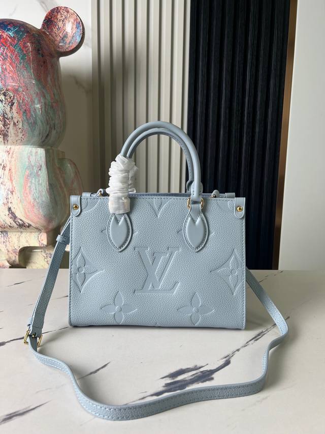 顶级原单 独家实拍 M45653雾霾蓝 全皮压花四方包系列 M46840 本款 Onthego 小号手袋选用 Monogram Empreinte 皮革，以温和