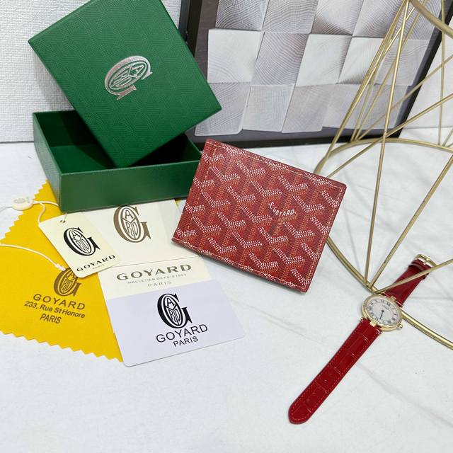 戈雅Saint-Thomas 钱夹设有多个卡袋以及一个中部铰链式钞票夹，可容纳钞票。它的尺寸既适合放入包中，也可放入夹克或裤子口袋中。 款号: 98662 颜色