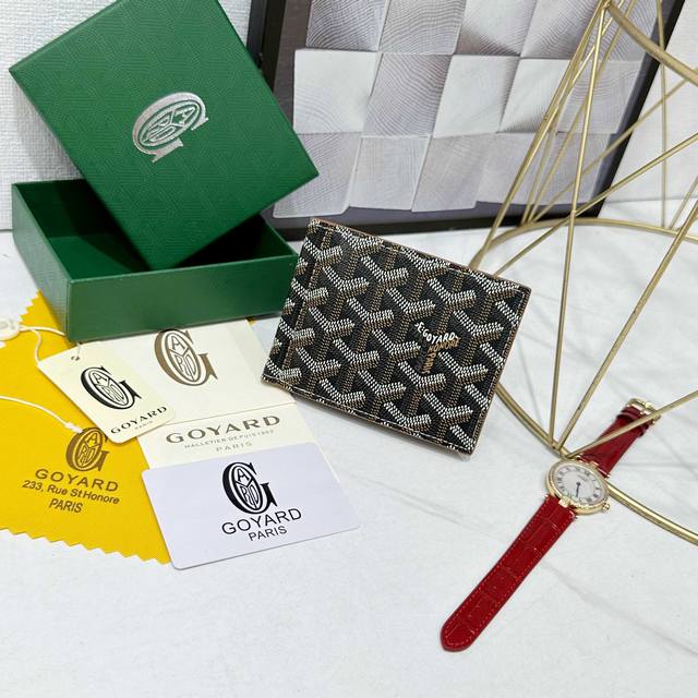 戈雅Saint-Thomas 钱夹设有多个卡袋以及一个中部铰链式钞票夹，可容纳钞票。它的尺寸既适合放入包中，也可放入夹克或裤子口袋中。 款号: 98662 颜色