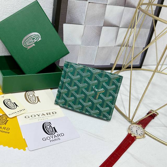 戈雅Saint-Thomas 钱夹设有多个卡袋以及一个中部铰链式钞票夹，可容纳钞票。它的尺寸既适合放入包中，也可放入夹克或裤子口袋中。 款号: 98662 颜色