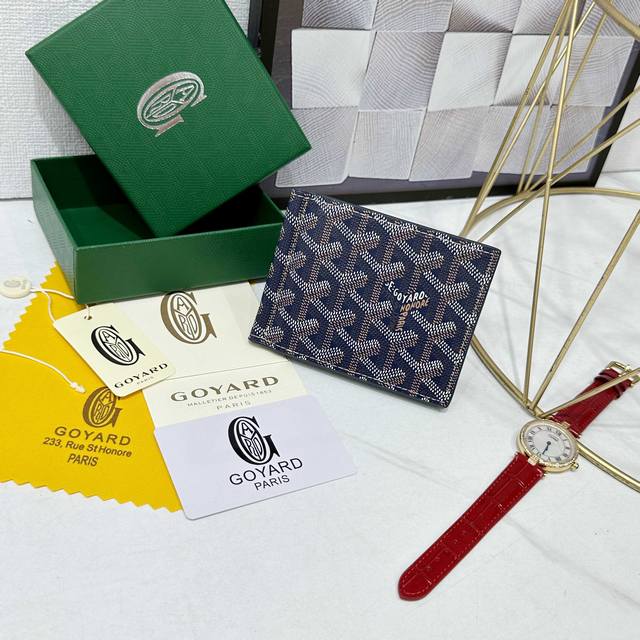 戈雅Saint-Thomas 钱夹设有多个卡袋以及一个中部铰链式钞票夹，可容纳钞票。它的尺寸既适合放入包中，也可放入夹克或裤子口袋中。 款号: 98662 颜色