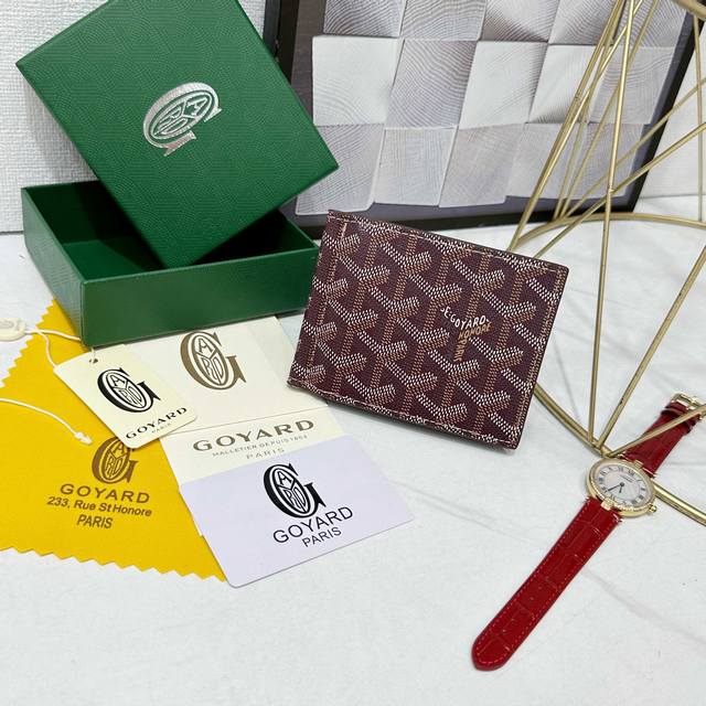 戈雅Saint-Thomas 钱夹设有多个卡袋以及一个中部铰链式钞票夹，可容纳钞票。它的尺寸既适合放入包中，也可放入夹克或裤子口袋中。 款号: 98662 颜色