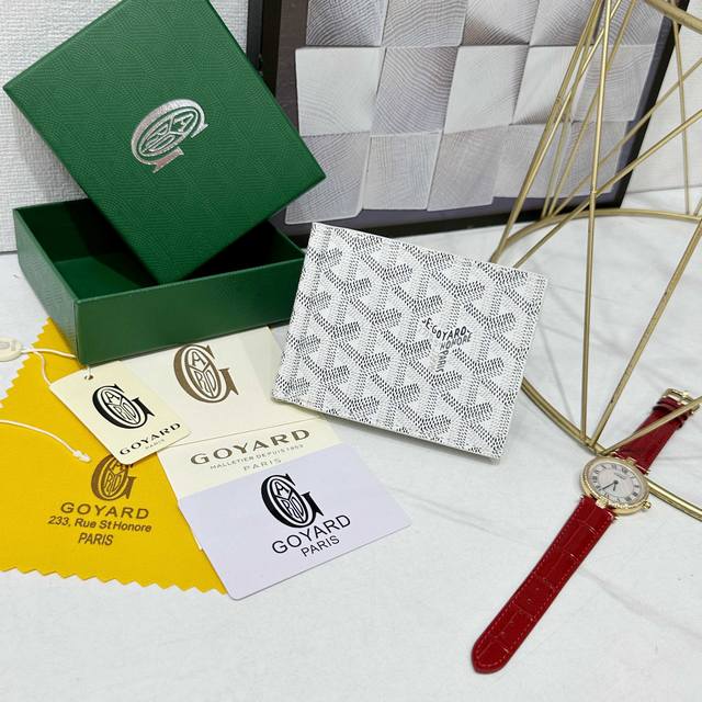 戈雅Saint-Thomas 钱夹设有多个卡袋以及一个中部铰链式钞票夹，可容纳钞票。它的尺寸既适合放入包中，也可放入夹克或裤子口袋中。 款号: 98662 颜色