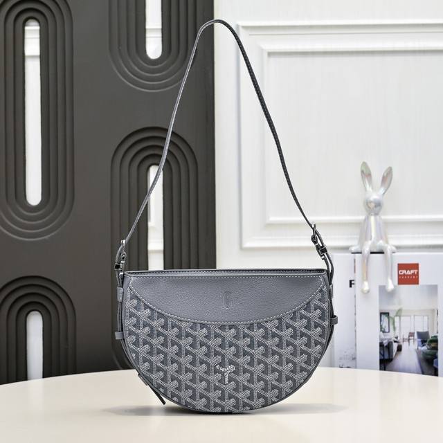 工厂P直销 灰色 半月包简单的穿搭永远不过时，舒服随性耐看！搭配一只Hirondelle包袋，点亮一下整体造型，秋冬搭配实在太好看了！ 容量也十分乐观，可装下雨