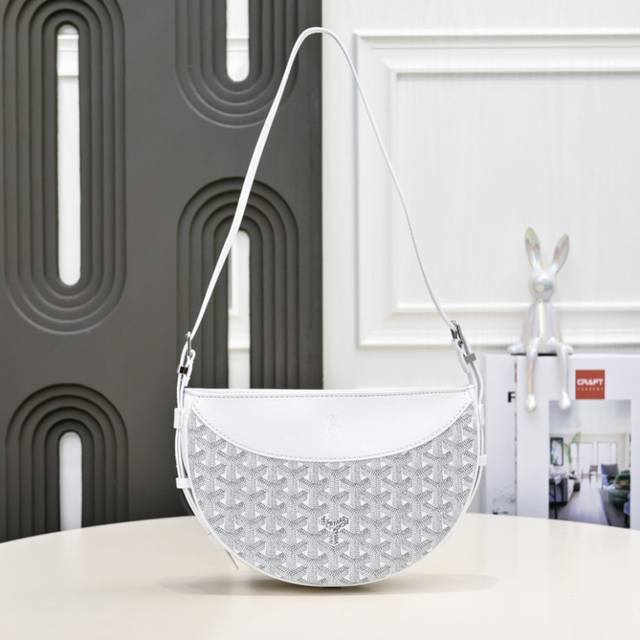 工厂P直销 白色 半月包简单的穿搭永远不过时，舒服随性耐看！搭配一只Hirondelle包袋，点亮一下整体造型，秋冬搭配实在太好看了！ 容量也十分乐观，可装下雨