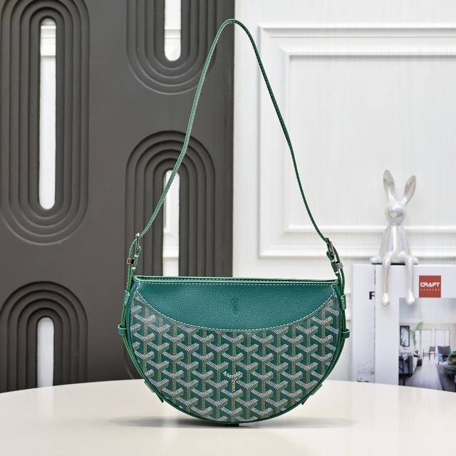 工厂P直销 绿色 半月包简单的穿搭永远不过时，舒服随性耐看！搭配一只Hirondelle包袋，点亮一下整体造型，秋冬搭配实在太好看了！ 容量也十分乐观，可装下雨