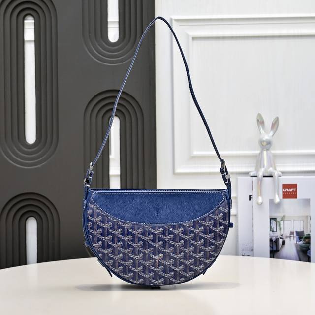 工厂P直销 宝蓝 半月包简单的穿搭永远不过时，舒服随性耐看！搭配一只Hirondelle包袋，点亮一下整体造型，秋冬搭配实在太好看了！ 容量也十分乐观，可装下雨