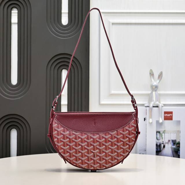 工厂P直销 酒红 半月包简单的穿搭永远不过时，舒服随性耐看！搭配一只Hirondelle包袋，点亮一下整体造型，秋冬搭配实在太好看了！ 容量也十分乐观，可装下雨