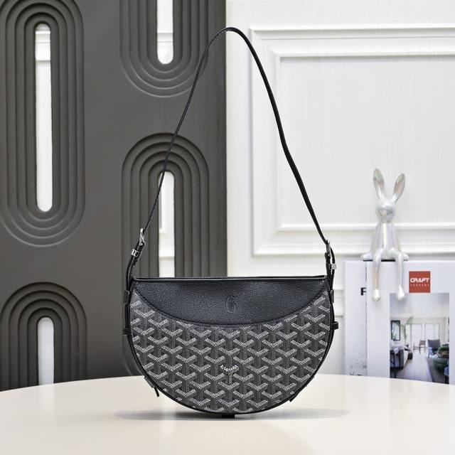 工厂P直销 黑色 半月包简单的穿搭永远不过时，舒服随性耐看！搭配一只Hirondelle包袋，点亮一下整体造型，秋冬搭配实在太好看了！ 容量也十分乐观，可装下雨