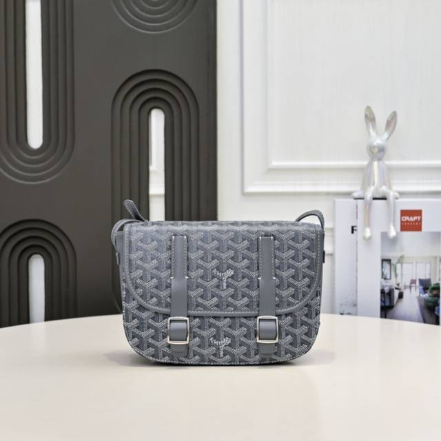 工厂P直销 灰色 G0Yard 戈雅 经典款双扣邮差包，男女通用，是一款复古的造型又不缺新鲜感的的包，耐看又轻便，肩带长短可调节，即可斜跨又能单肩，内含两个小夹