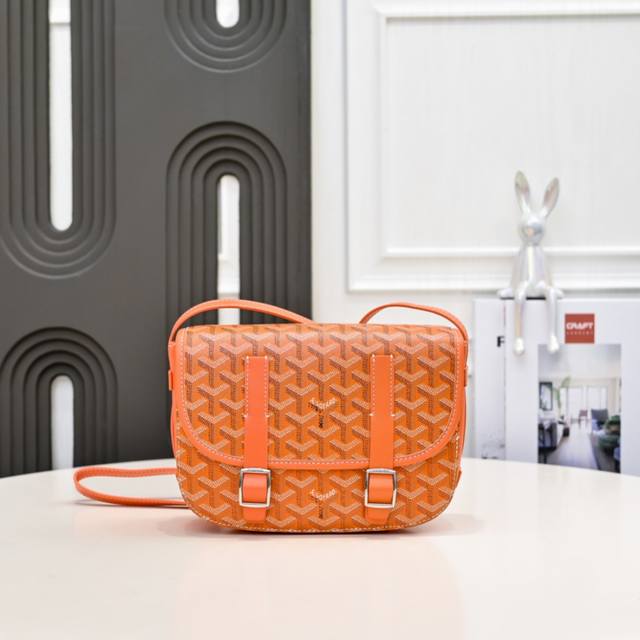 工厂P直销 橙色 G0Yard 戈雅 经典款双扣邮差包，男女通用，是一款复古的造型又不缺新鲜感的的包，耐看又轻便，肩带长短可调节，即可斜跨又能单肩，内含两个小夹