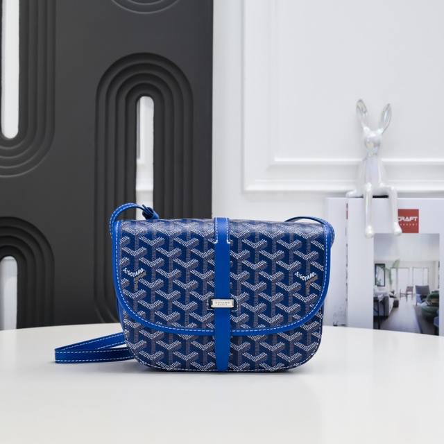 戈家 天蓝 工厂P直销 新品马鞍包 BelvéDèRe BelvéDèRe 简约优雅，轻便实用。单狭带扣穿过金属环，开关自如；皮质镶边以线条的方式凸显出包身轮廓