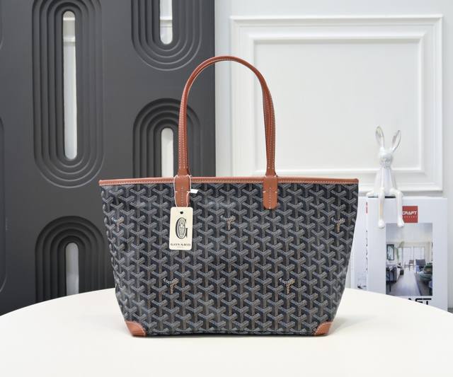 工厂P直销 棕色 新品拉链款小号托特包，购物袋，品牌经多次研究与改良，不断提升面料与皮质，全方位独家定制只为不断达到客户的高品质要求如果你担心没拉链的安全性不够