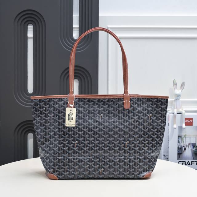 工厂P直销 棕色 新品拉链款大号托特包，购物袋，品牌经多次研究与改良，不断提升面料与皮质，全方位独家定制只为不断达到客户的高品质要求如果你担心没拉链的安全性不够