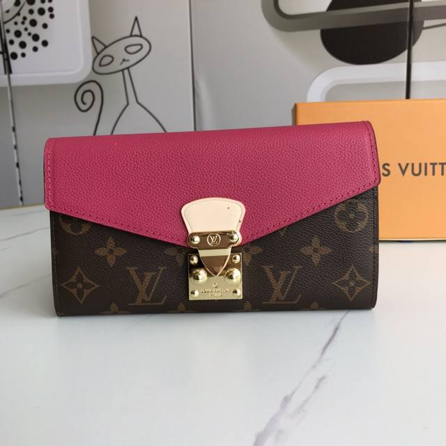 M 58414 此款功能样多的 Pallas 钱夹设计为极精妙，时尚感十又足颇具用实性。色鲜彩活的 Monogram 帆布和标性志的 S 形锁保既证了钱的夹安全