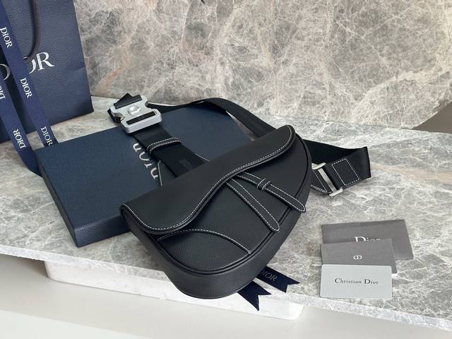 顶级原单 Dior马鞍包新色-纯黑色皮 男款的Saddle Bag新任设计师Kim Jones首次操刀设计的第一季度，马鞍包的背带扣绝对是亮点，朋克感十足的科幻