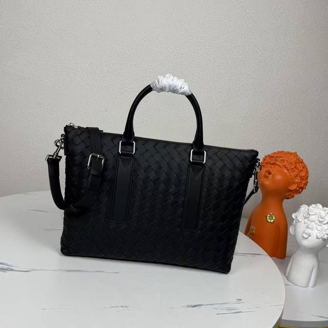 Bv新款 男士公文包不同大小，不同款式的公文包适合任何一位男士 休闲，正装都能搭配职场必备之选 运用精湛工艺在皮革上编织不同的大小 呈现出满满高级感，设计简约又