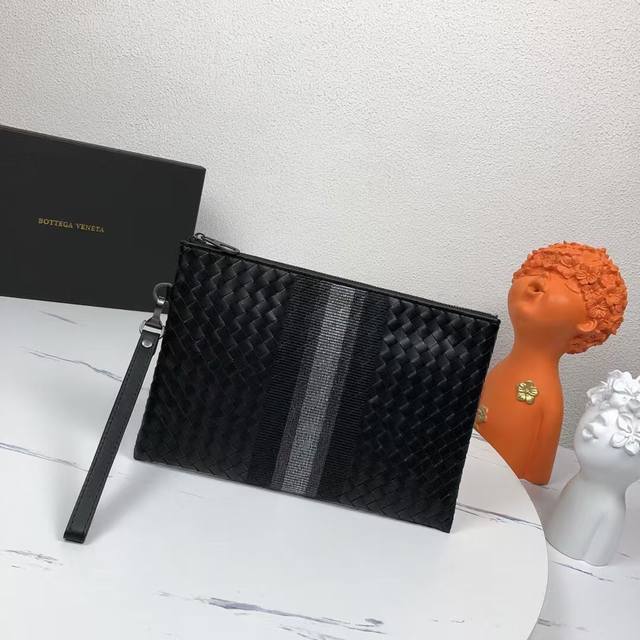 配盒子 Bv意大利奢侈品牌，之所以矜贵，在于纵横交错的皮革简直就是耗时耗工的手工艺精品。以标志性作品Cabat为例，制作流程是，采用最顶级打蜡小皮，两两相对粘合