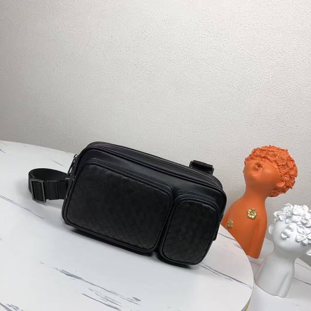 Bv四季百搭斜挎包小背包男士单肩包 编织胸包，采用纯手工编织制作而成，皮质越用越油亮 包虽小，但设计感的容量让你惊叹！ 前大袋可以装手机，或者游戏机，或者充电宝