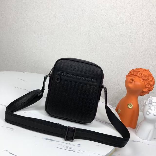 Bv男士单肩小斜挎邮差包包型都是那么简单无Logo秘一样为世人皆知秉承着传统手工制作进口打蜡牛皮编织枪色电泳配件 低调实用皮质越用越油亮等特点更年轻的设计让时尚