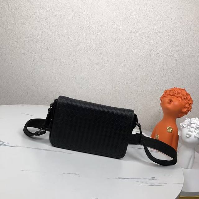 Bv编织邮差包爆款单品，此款邮差包采用纯手工编织制作而成柔软的进口打蜡小牛皮滚边使方形廓形别具魅力，低调实用皮质越用越油亮等特点型号：829#，颜色：黑色，规格