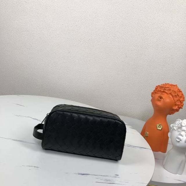 Bv枕头手包简单帅气采用进口打蜡牛皮全手工编织配灰色内里型号:7799#,颜色:黑色,尺寸:25X13X8Cm。 Bv枕头手包简单帅气采用进口打蜡牛皮全手工编织配灰色内里型号:7799#,颜色:黑色,尺寸:25X13X8Cm。