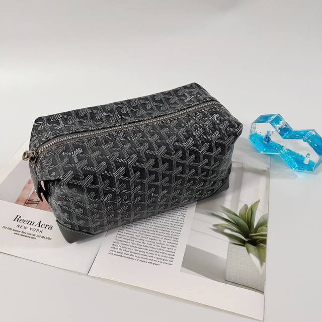 Boeing 化妆包 洗漱包 25 厘米 延续了 旅行包 45 厘米和 55 厘米 的风格。作为一款独特而优雅的化妆包 洗漱包，它绝对是您旅行时的必备收纳用品。