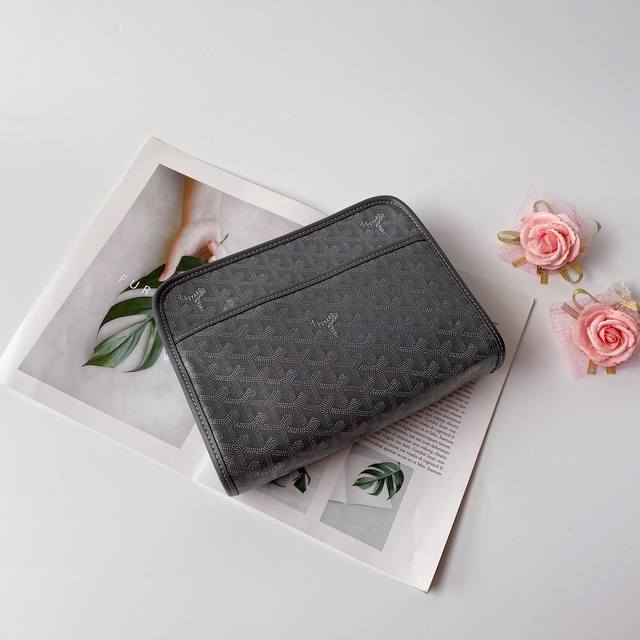 Goyrad 戈雅 洗潄包出货啦,这款男女通用哦,洗漱包是现如今旅行者的出行必备，结合卓越的工艺，灵活的功能性及经久不衰的风格盥洗包 原版皮，原版五金，尺寸25